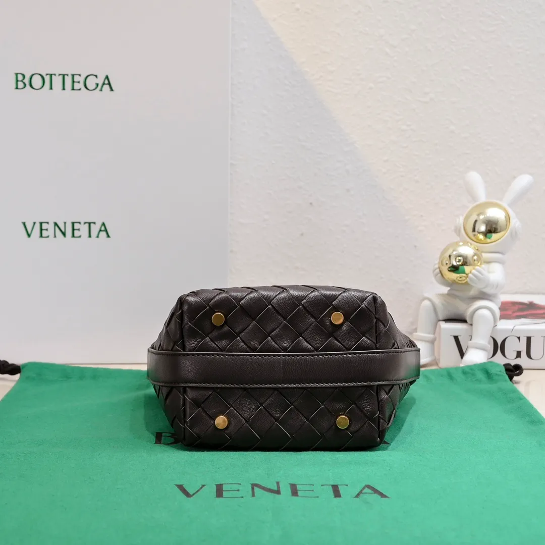Batch 1280 It is predicted that BV Bottega's lunch bag will be popular again this year🔥. It is very soft and lightweight. It also uses the intrecciato weaving process that the two founders spent several months developing from the beginning of the brand. It is completely hand-woven by Italian craftsmen and perfectly reflects the craftsmanship of Bottega. The entire bag shape is also a very practical and popular lunch box bag shape. The slightly curved arc of the bag mouth can also better fit our wrists. Style number: 7748-1 Size: 17*13.5*5cm